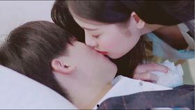 日韩床吻戏小奶狗视频,甜蜜诱惑，青春萌动瞬间