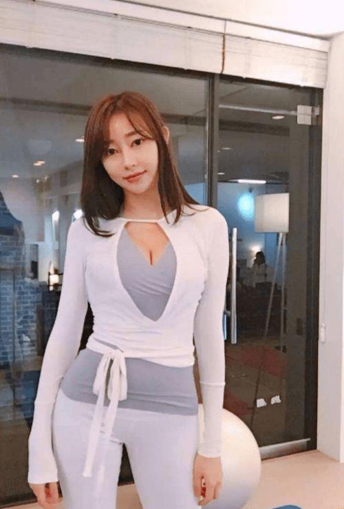 日韩熟女自拍视频播放,私密生活瞬间曝光